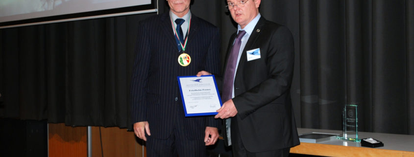Der Präsident des Aeroclubs NRW Stefan Klett (rechts) zeichnet den Altenberger Friedhelm Posner für sein soziales Engagement im Luftsport aus. Foto: Aeroclub NRW.