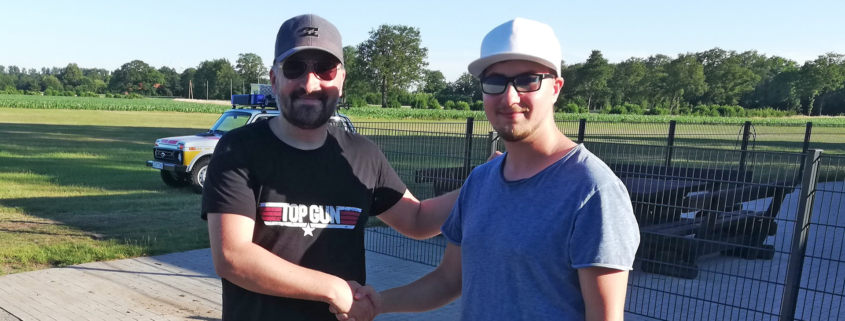 Konrad Krzeminski und Florian Pemöller gratulieren sich gegenseitig zur bestandenen Prüfung