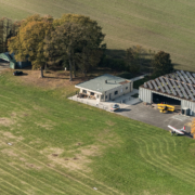 Flugbetriebsgebäude und Hangar