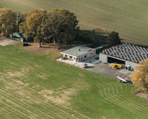 Flugbetriebsgebäude und Hangar