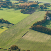 Flugplatz aus dem Queranflug 24